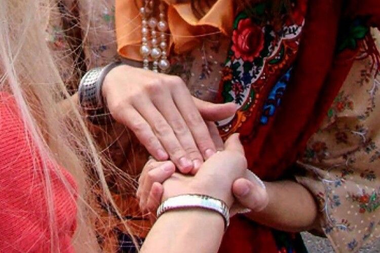 Замість вроків зняла золото: шахрайка з Волині проведе 5 років за ґратами 