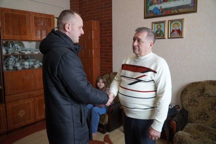 У місті над Лугою підбадьорили батька загиблого захисника (Фото)