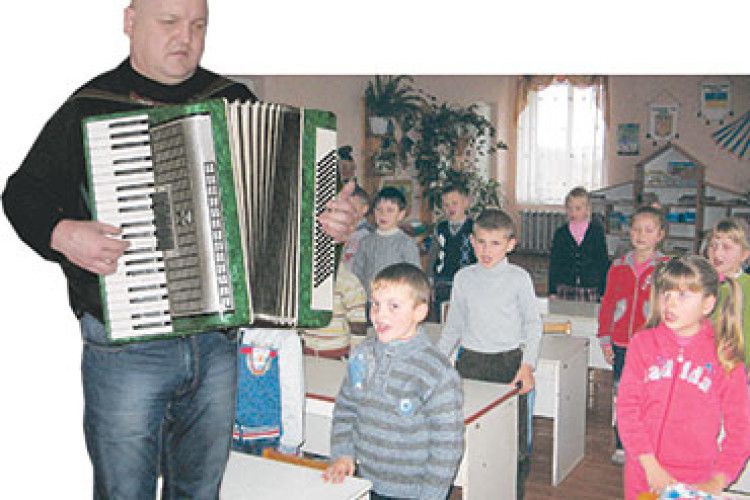 НЕЗРЯЧИЙ УЧИТЕЛЬ УСІХ ПІЗНАЄ ЗА ГОЛОСОМ І ХОДОЮ