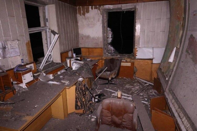 Росіяни вдарили ракетою по будівлі пожежної частини Ізюма
