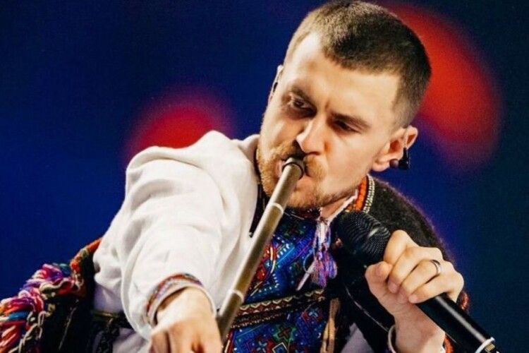 Сопілкар гурту Kalush Orchestra завітав на Волинь, щоб привітати викладачів рідної музичної школи