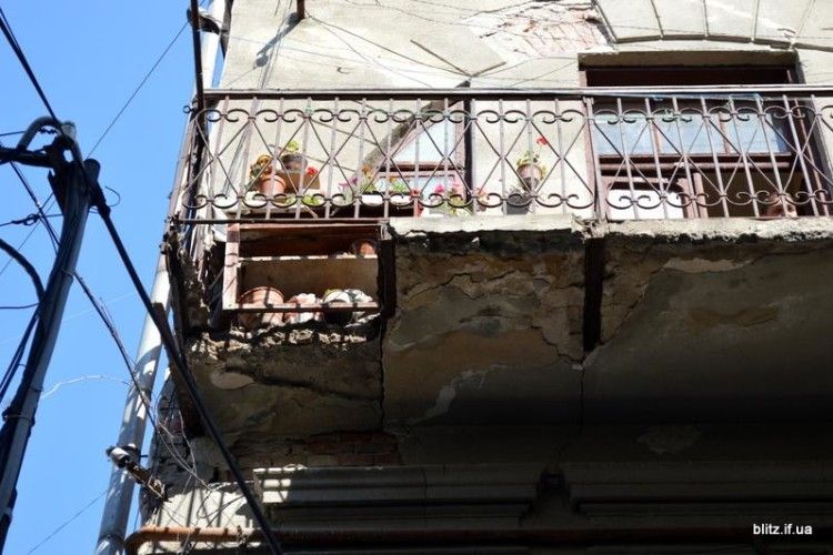 В центрі Івано-Франківська обвалився балкон з 87-річною жінкою