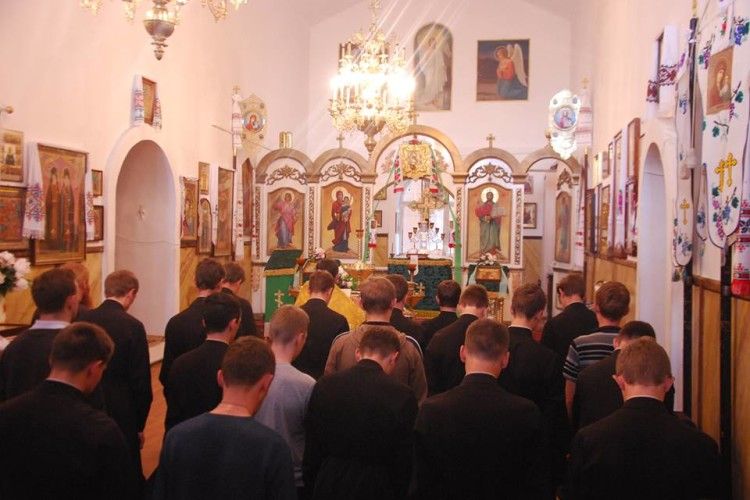 Луцькі семінаристи попрошкували до Почаєва (фото)