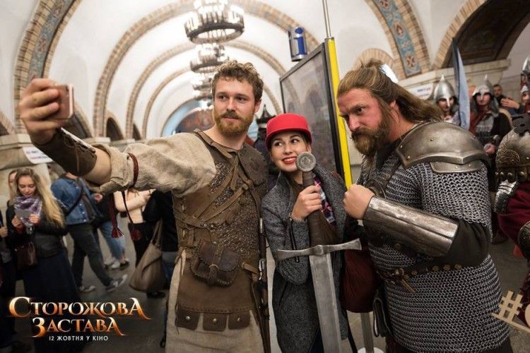 Герої фільму «Сторожова Застава» проїхались у метро (фото)
