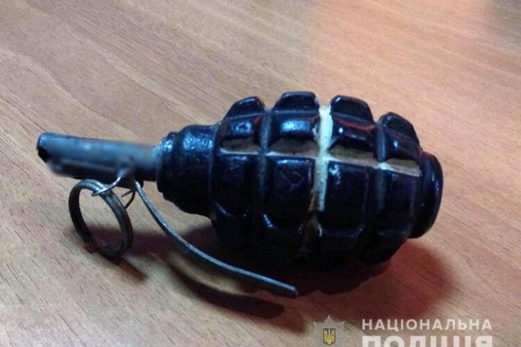 Інфікований COVID-19 чоловік приніс із собою до лікарні гранату