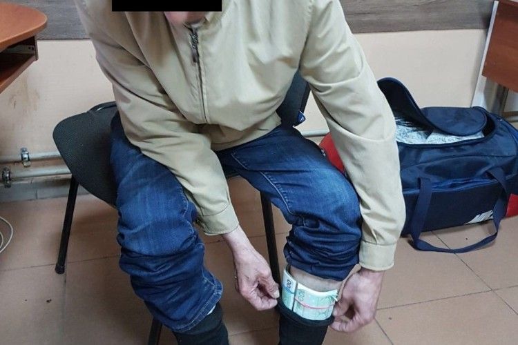 Чоловік намагався завести в Україну у шкарпетках 25 тисяч євро