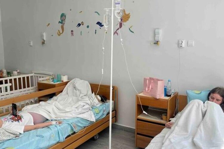 Масове отруєння школярів у Карпатах: перевірка виявила грубі порушення на кухні готелю