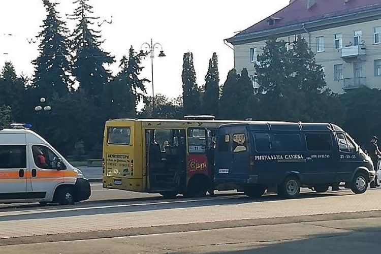 У центрі Луцька в маршрутці померла жінка