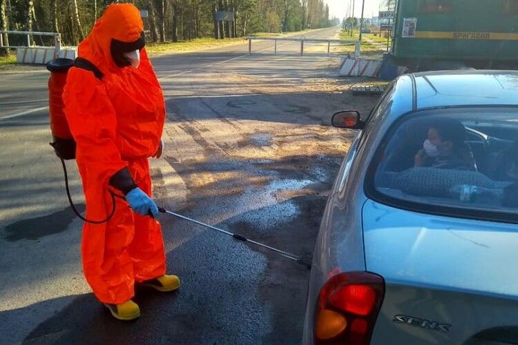 На в’їзді у Вараш автівки кроплять, неначе колорадських жуків (Фото)