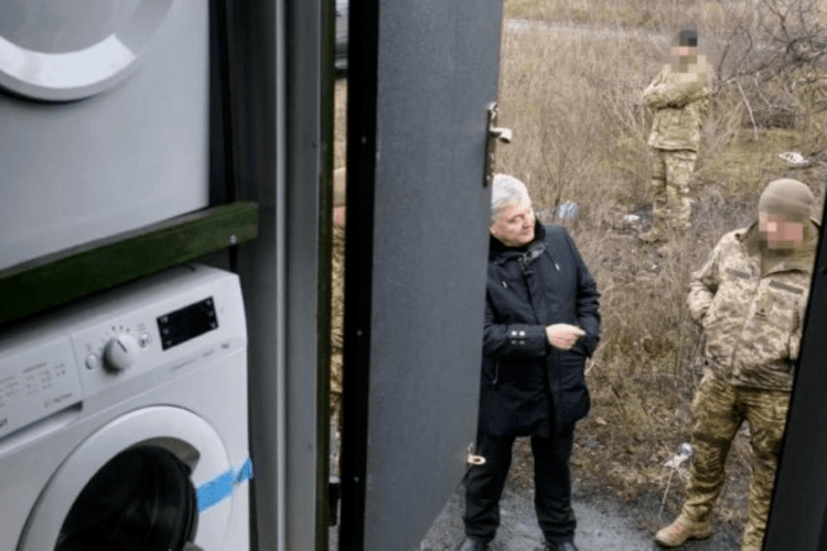 За ними вже стоїть черга з бригад: Порошенко привіз у 79-у ОДШБр мобільний побутовий комплекс (Відео)