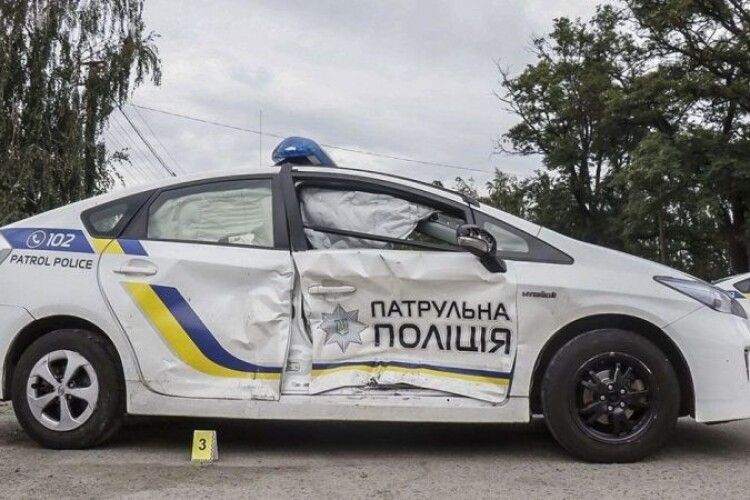 У Луцькому районі чоловік кувалдою пошкодив автомобіль поліції
