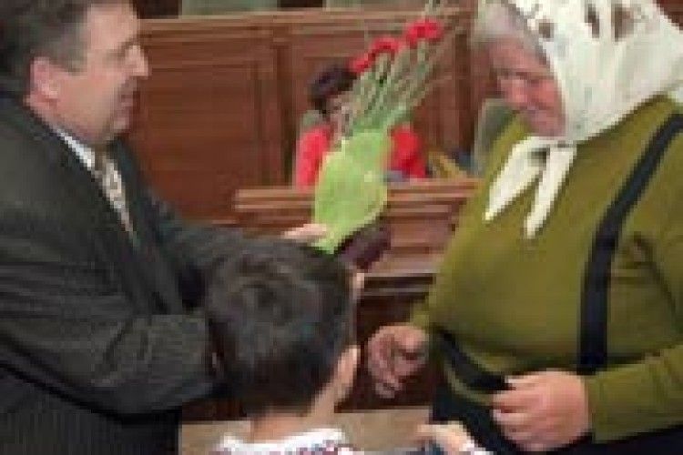 НАГОРОДИ: ще 52 матері-героїні