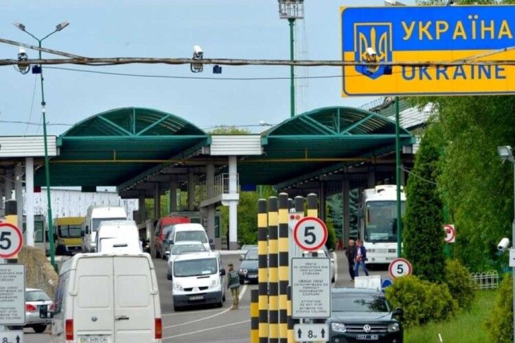 Кількість громадян, які в'їжджають в Україну, переважає над тими, які виїжджають