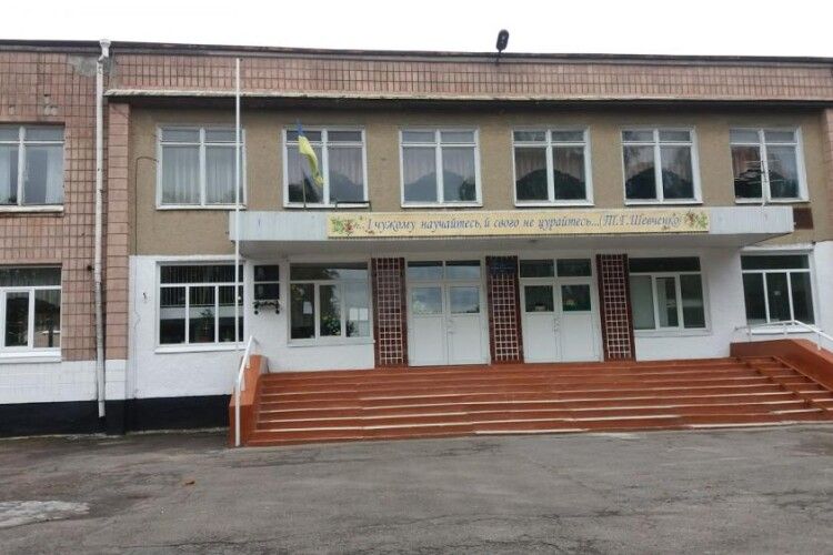 Біля Луцької школи підрізали чоловіка