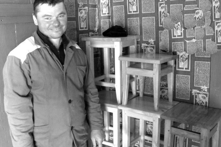 Не чує, не розмовляє, але столярує відмінно
