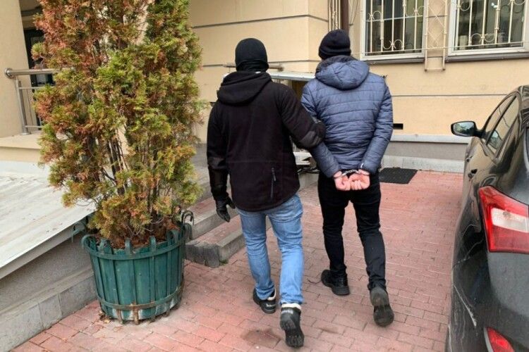 Українець у Польщі вкрав гаманець і заховався від поліції під диваном