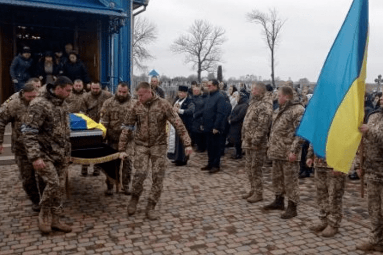 Без батька залишилося семеро дітей: на Рівненщині попрощалися з воїном, який помер у львівському шпиталі (Фото)