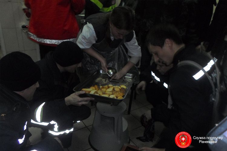 У рівненському супермаркеті рятувальники витягали руку дівчини з м’ясорубки (фото+відео)