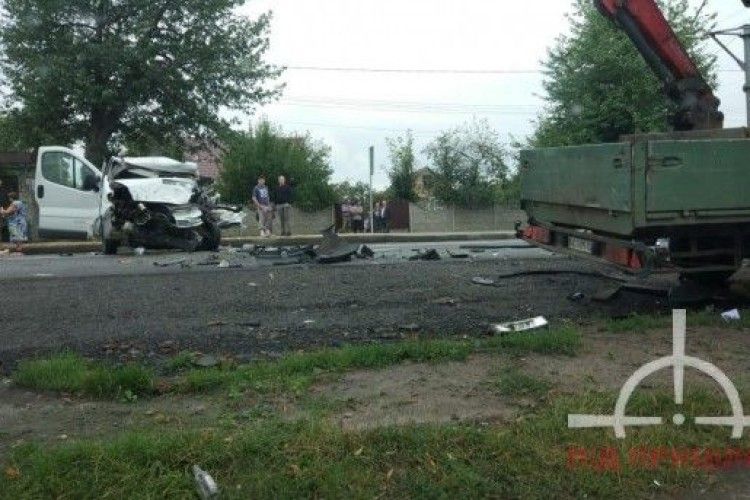 Моторошна ДТП під Луцьком: людей вирізають з розтрощеного авто