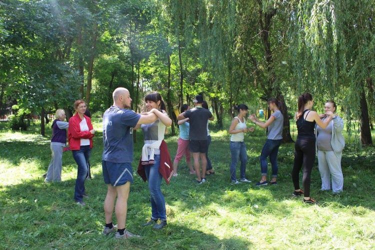 Поліціянти запрошують лучанок на заняття з самооборони