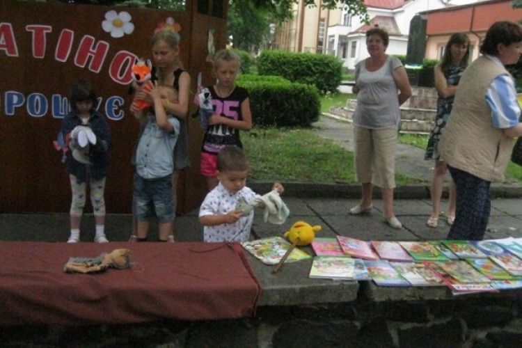 У Маневичах дітлахи читали книги в парку
