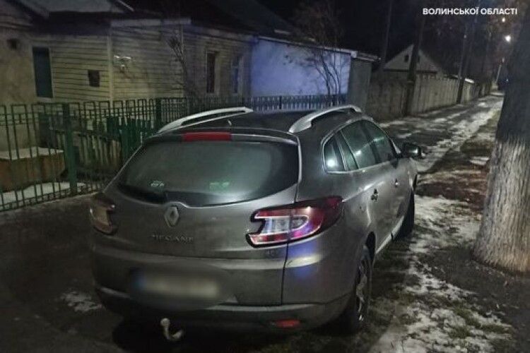 Волинські патрульні затримали нетверезого молодика, який їхав по тротуару