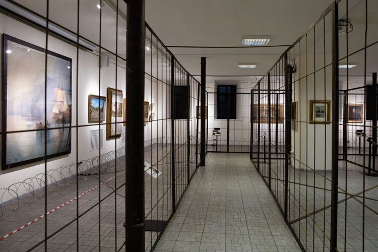 Мистецтво з-за ґрат: у Музеї Гончара відкрилась виставка картин із родинної колекції Порошенків