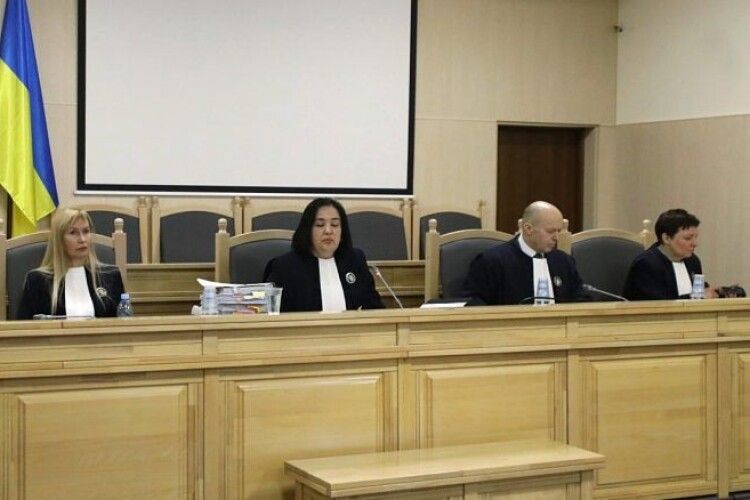 Влада штучно затягує процес: представниця президента не прийшла у Верховний Суд щодо санкцій Порошенка