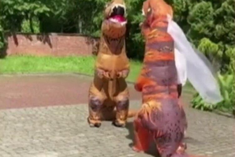 У Львові пара прийшла до РАЦСу в костюмах динозаврів (відео)