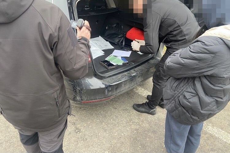 14 000 доларів США за переправлення чоловіків за кордон – на Волині викрили членів організованої злочинної групи (Фото)