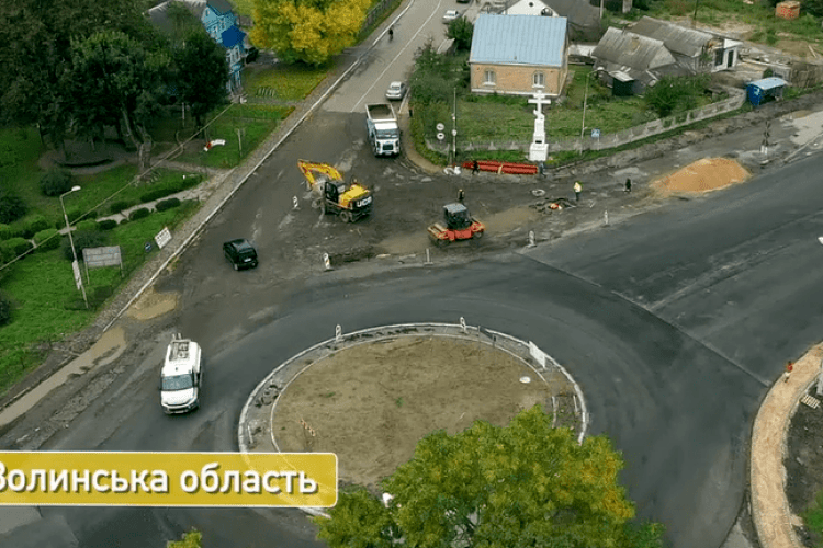 Показали, як ремонтують відтинок дороги Луцьк-Ковель (Відео)