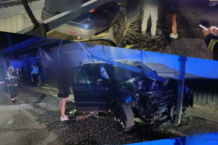 У Луцьку п'яний водій утікав від поліції та врізався в металеву опору