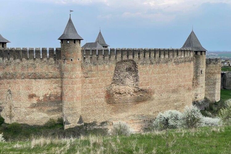 Частково обвалилася стіна легендарної Хотинської фортеці