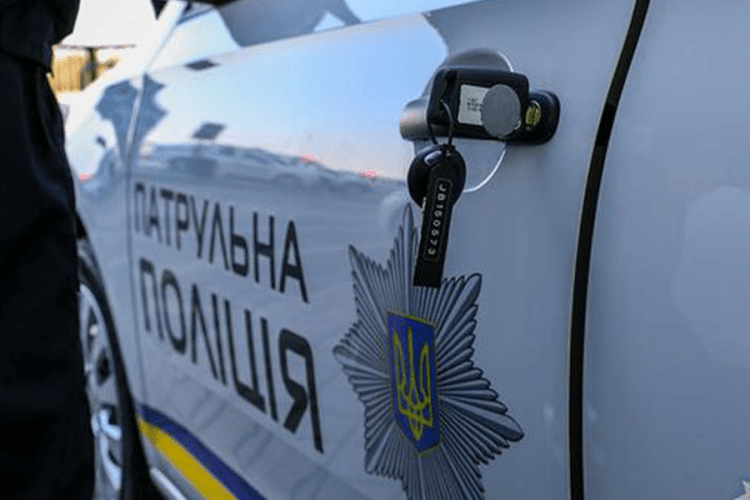 «Загляньте під килимок»: луцьким патрульним пропонували хабар