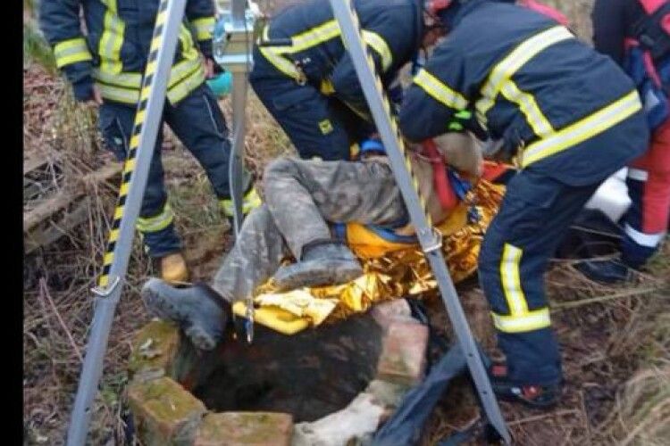 Поблизу Луцька чоловік провалився у недіючий колодязь