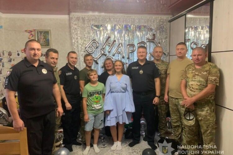 На Волині зворушливо привітали доньку загиблого на війні поліцейського