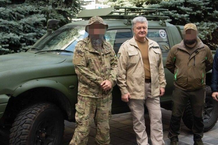 «Привіт» кадирову: Порошенко передав пікап бійцям чеченського батальйону імені Шейха Мансура