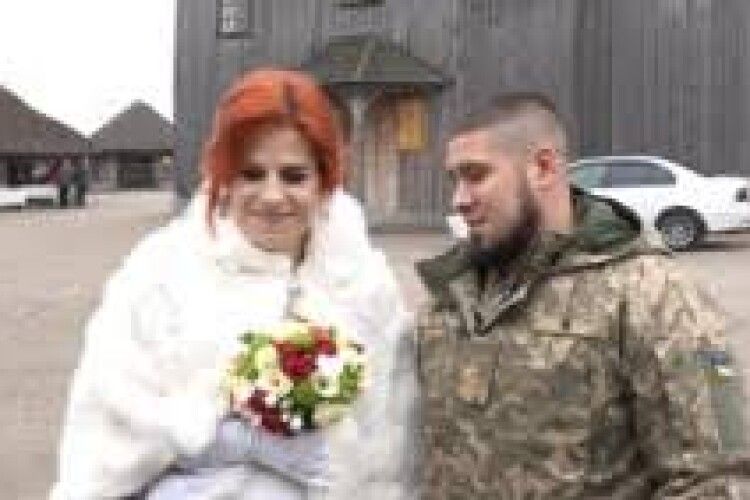 На Хортиці за старовинним обрядом побралися двоє ветеранів війни на Донбасі