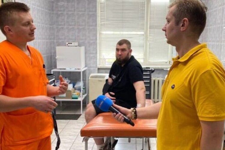Рівненські лікарі провели 15 операцій Воїну, який має «Золотий хрест», щоб врятувати йому руку