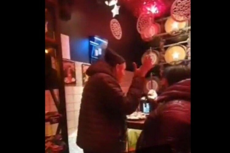Відвідувач погрожував вбити бармена через українську мову – соцмережі (Відео)
