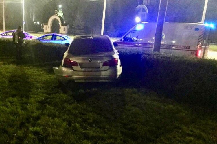 Аварія в комендантську годину: на кільці в Луцьку перекинулося авто