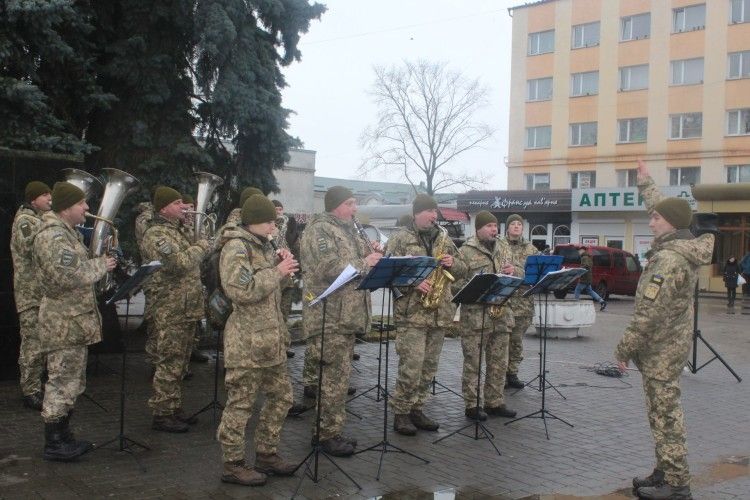 У Володимирі-Волинському військовий оркестр 14 ОМБр долучився до флешмобу з нагоди 100-річчя Крут