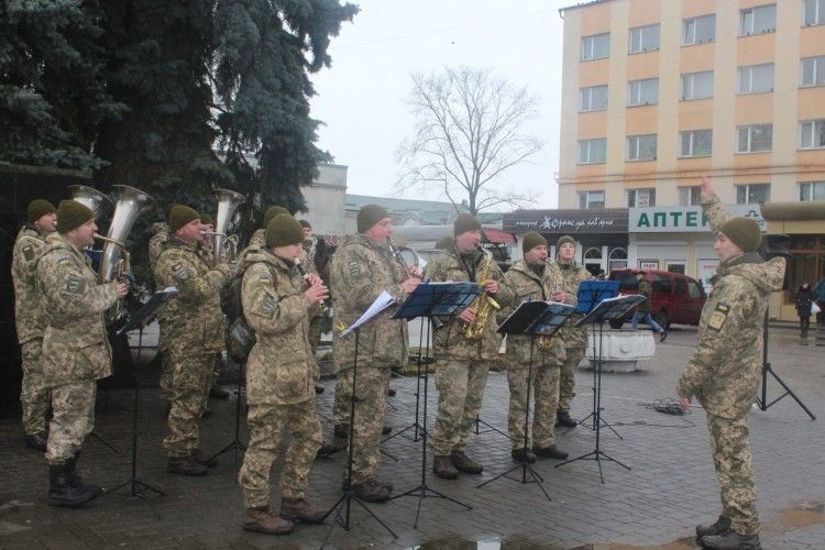 У Володимирі-Волинському військовий оркестр 14 ОМБр долучився до флешмобу з нагоди 100-річчя Крут