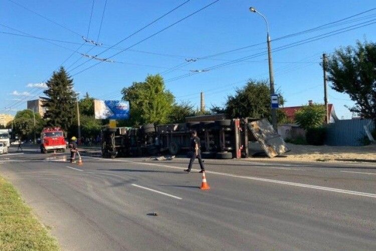 У Луцьку перевернулась вантажівка з зерном