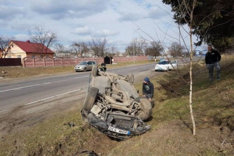 У Дачному догори дриґом перевернулася «беха» на євробляхах – водій накивав п'ятами (фото)