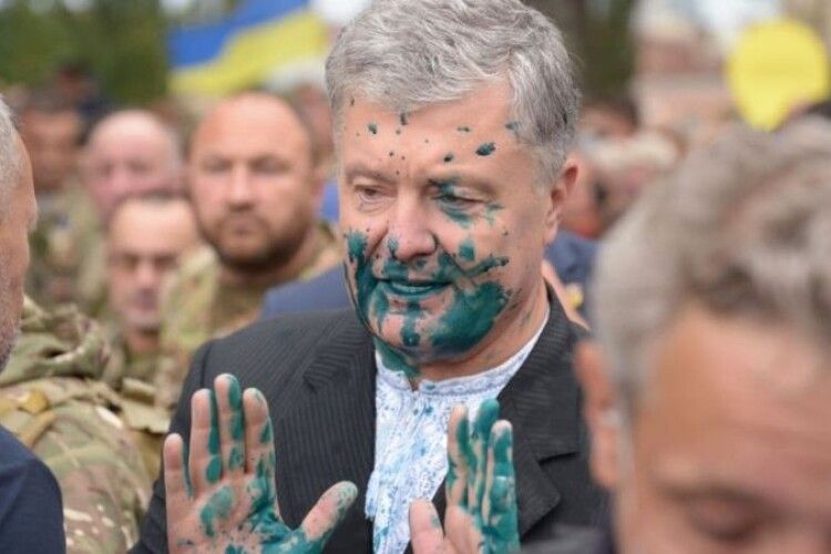 Повідомили, хто облив зеленкою Петра Порошенка під час святкування 30-річчя Незалежності України