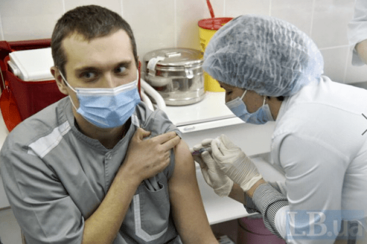 Щеплення українців від COVID-19 розпочали «вакциною для бідних»