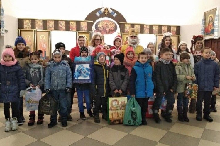 Діти із родин, що перебувають у складних життєвих обставинах, отримали подарунки до свят