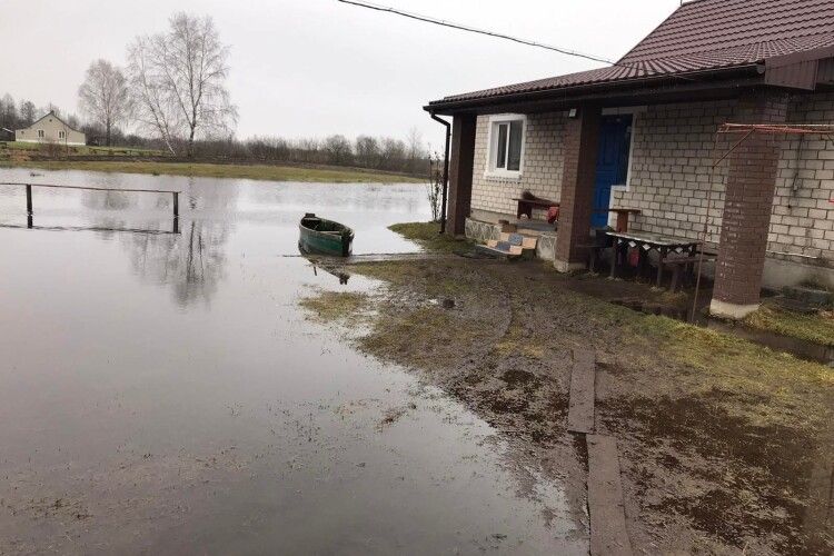 Волинянам затоплює подвір’я і обійстя, все стає суцільним плесом