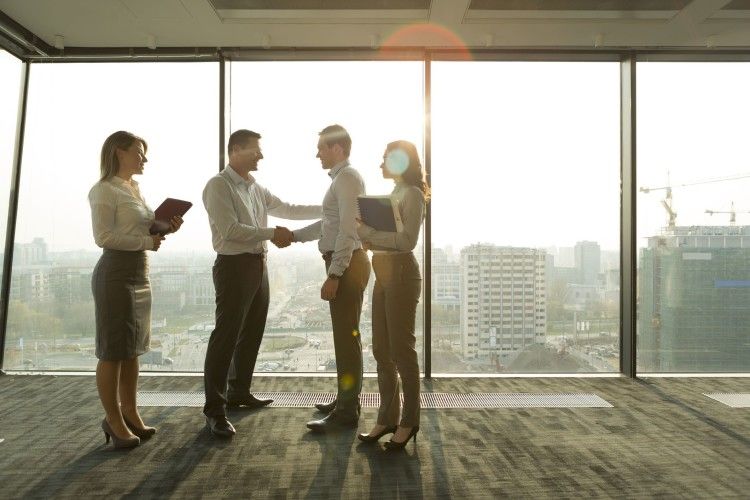 Колеги по роботі можуть бути небезпечними для сімейного життя